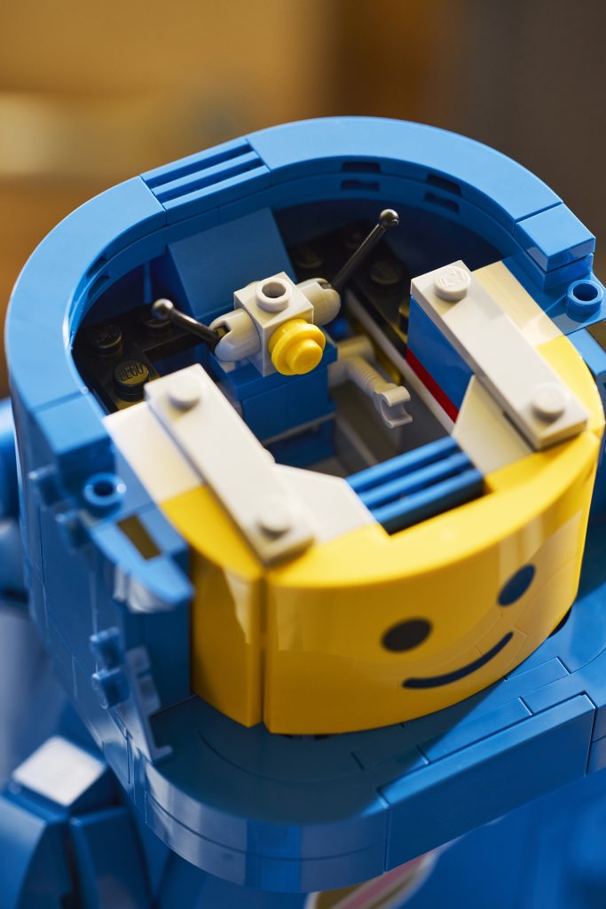 LEGO 40921 Up Scaled Blue Astronaut Minifigure 14 683x1024