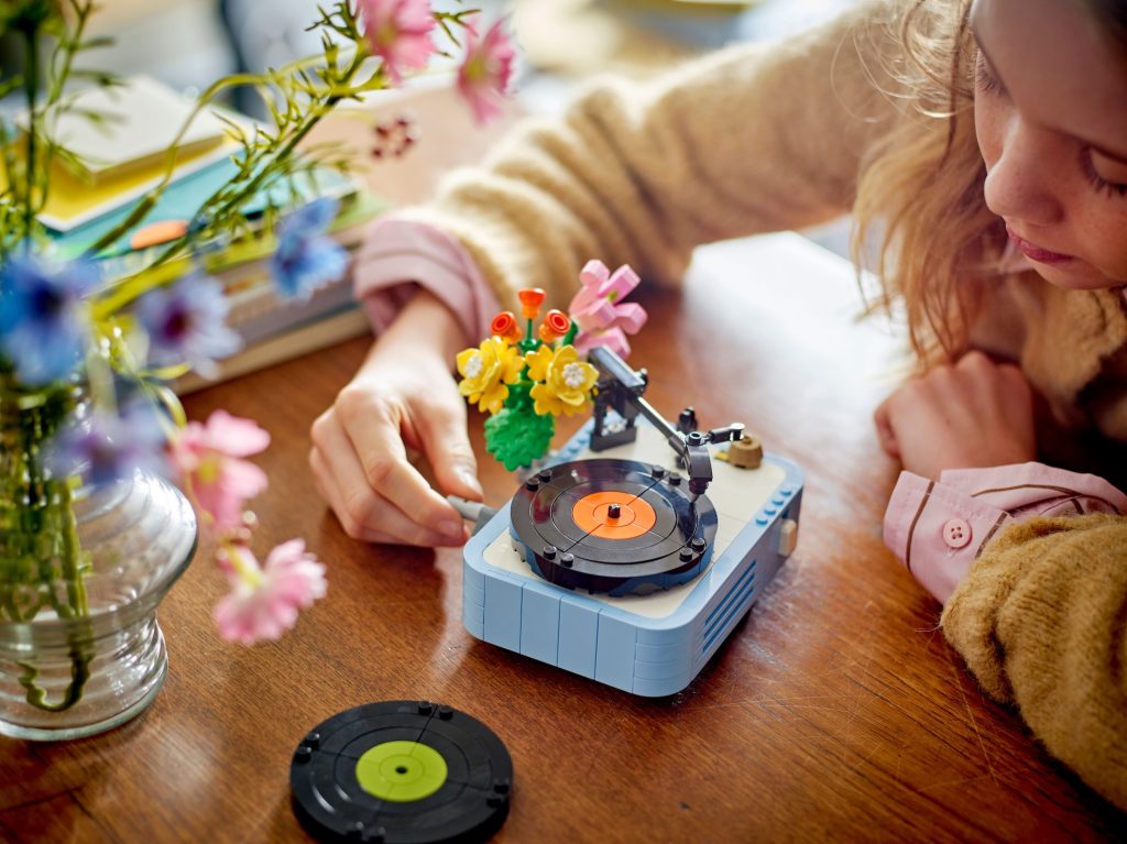 LEGO Creator 3 in 1 31172 Record Player with Flowers 10 1024x767
