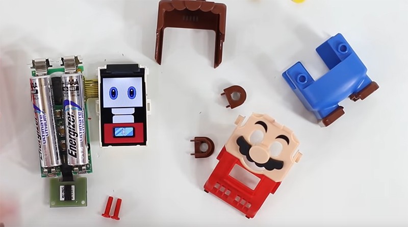 Taking apart the LEGO Super Mario figure