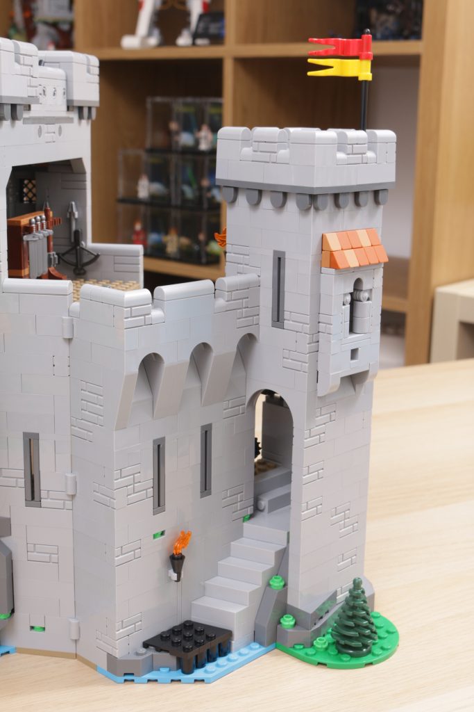 LEGO ICONS 10305 Lion Knights Castle review 57 683x1024