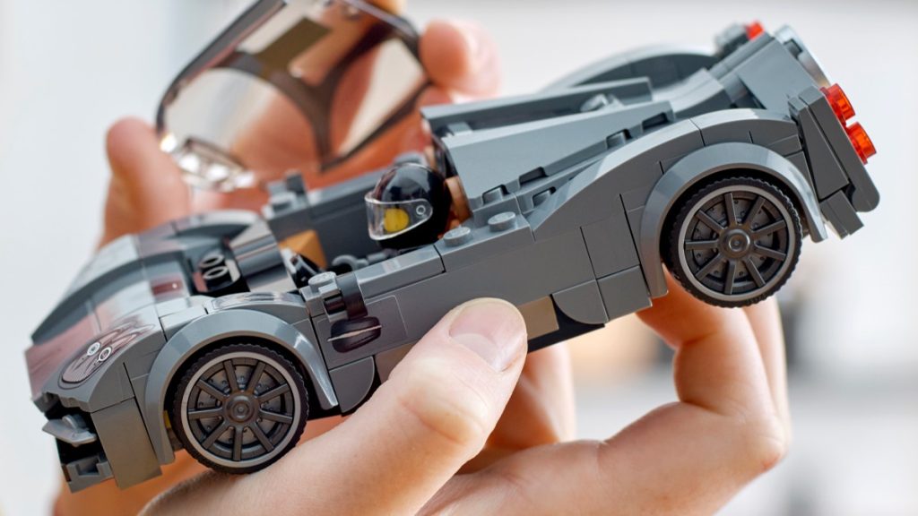 LEGO Speed Champions 76915 Pagani utopia lifestyle held featured 1024x576