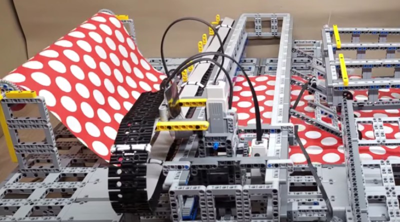 Never wrap a gift again with this LEGO wrapping factory