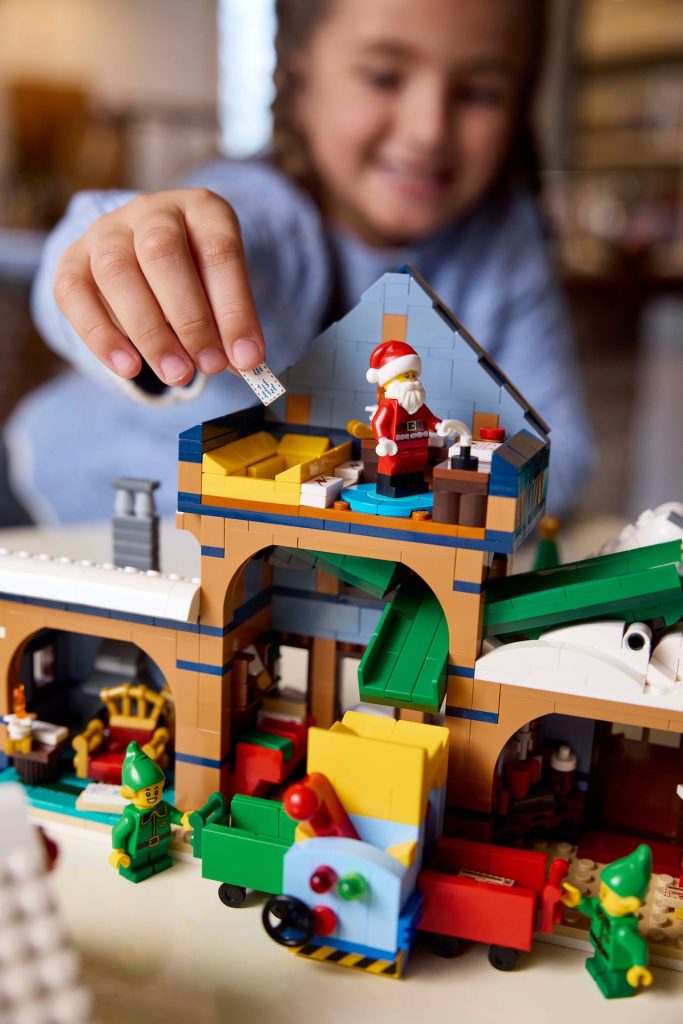 LEGO Winter Village 10339 Santas Post Office 19 683x1024
