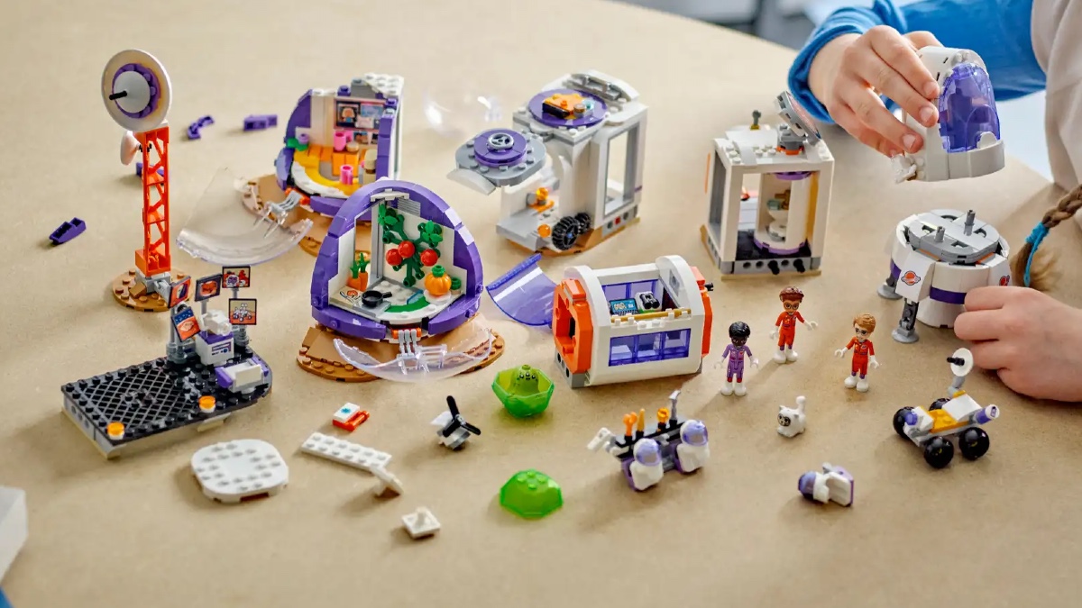 Three new LEGO colours debut in January 2024 sets