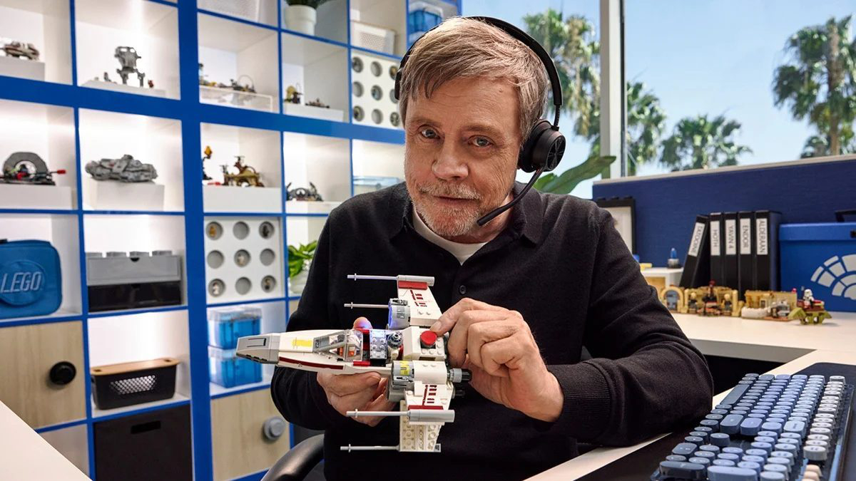 Dial this number on Wednesday to chat with Mark Hamill about LEGO Star Wars SMART Play