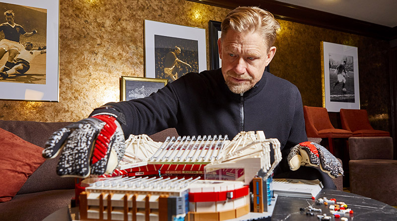 LEGO Creator Expert 10272 Old Trafford Peter Schmeichel featured 2