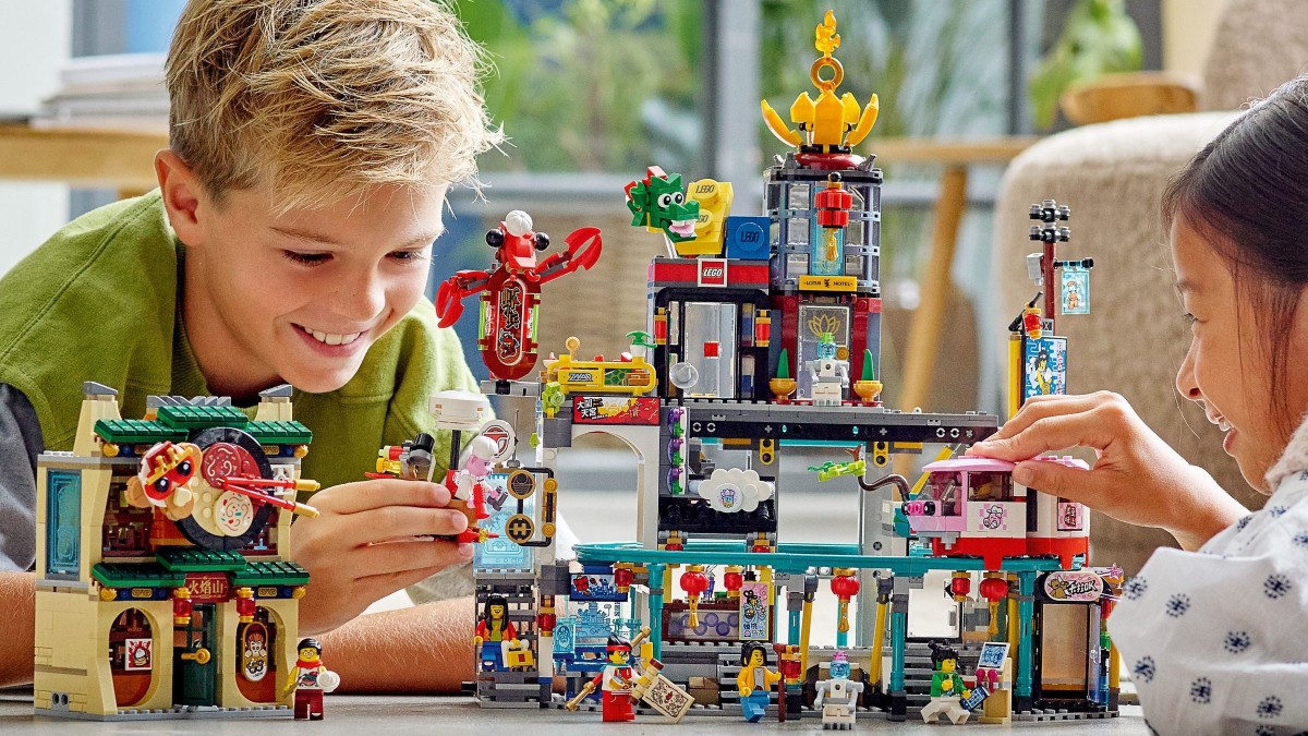 LEGO Monkie Kid 80036 The City of Lanterns features lots of vintage sets