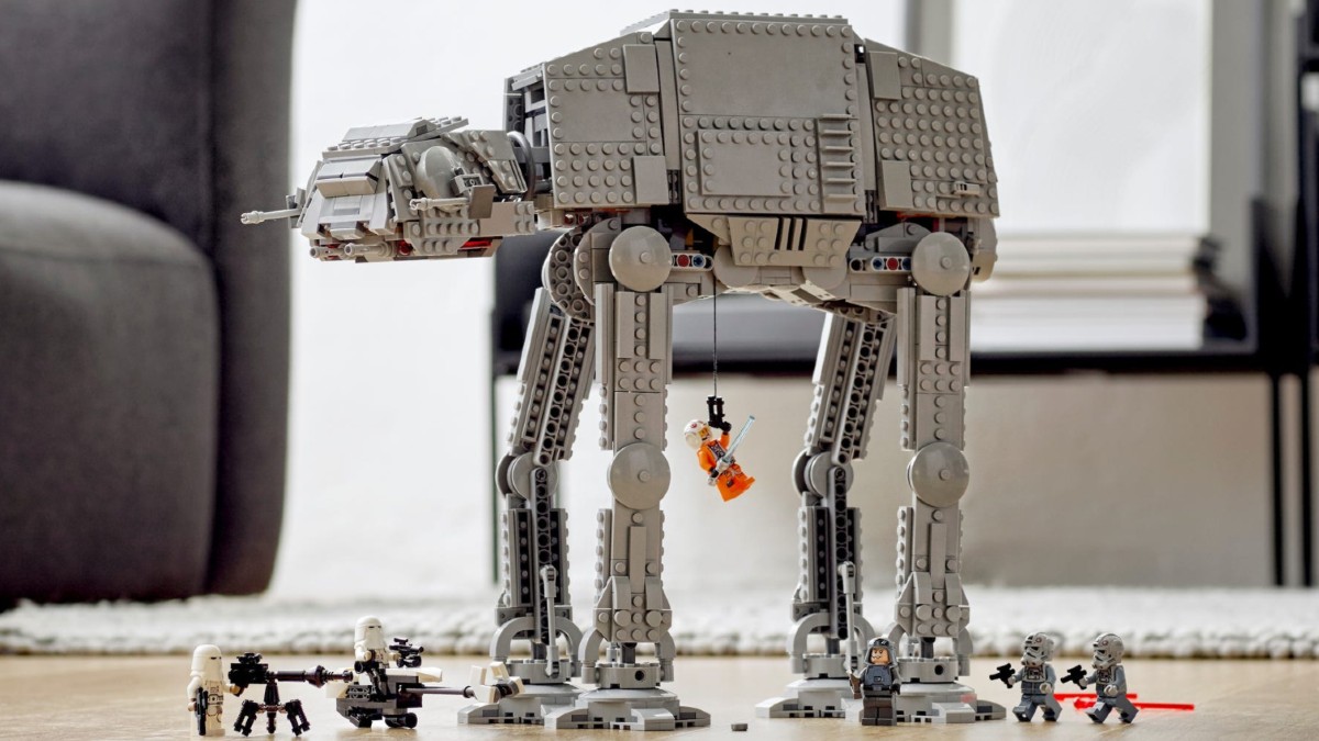 Reddit user gives LEGO 75288 AT-AT a seasonal makeover