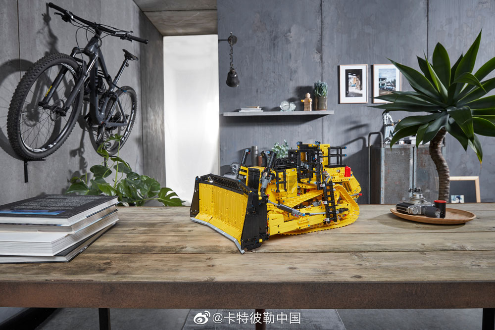 LEGO Technic 42131 CAT D11T Bulldozer 1