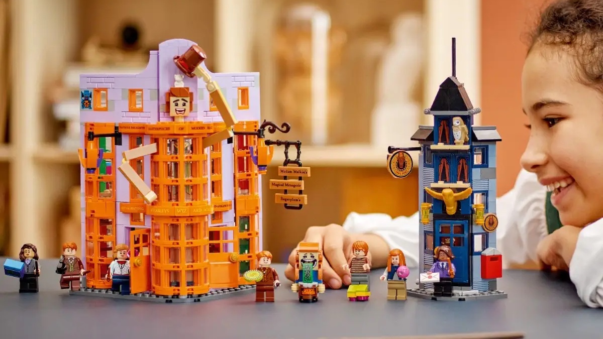 LEGO Harry Potter 76422 Diagon Alley Weasleys Wizard Wheezes featured