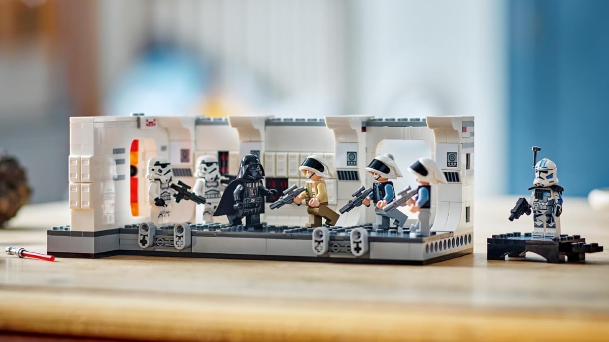 LEGO Star Wars Tantive IV model has learned a lesson