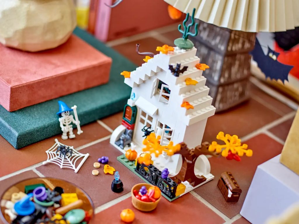 LEGO 40608 Halloween Fun VIP Add On Pack lifestyle 1024x768
