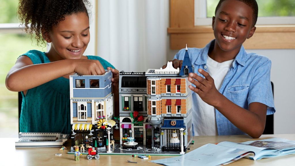 LEGO Creator Expert 10255 Assembly Square featured 2 1024x576