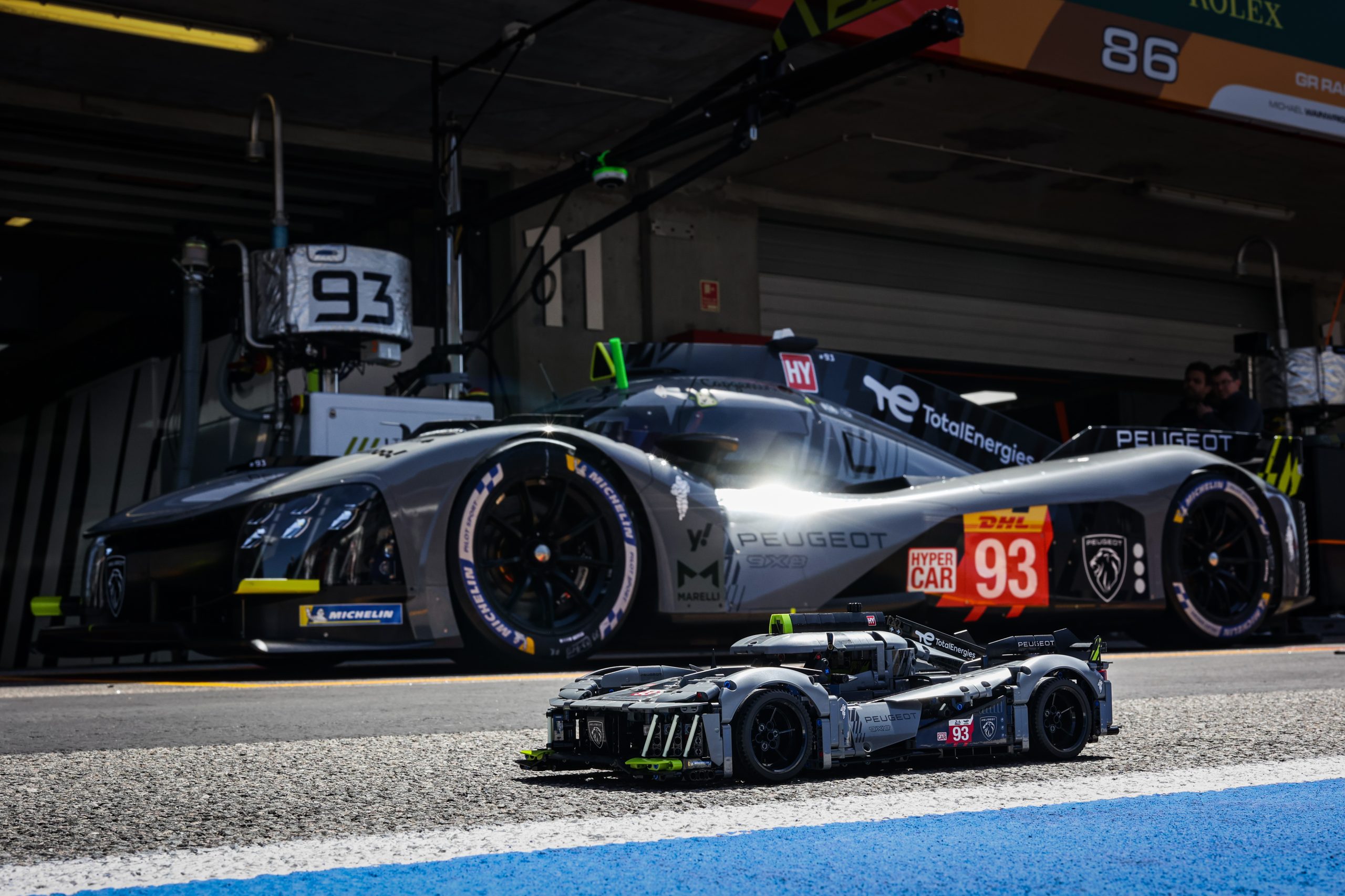 42156 Peugeot 9X8 24H Le Mans Hybrid Hypercar side by side 1 scaled