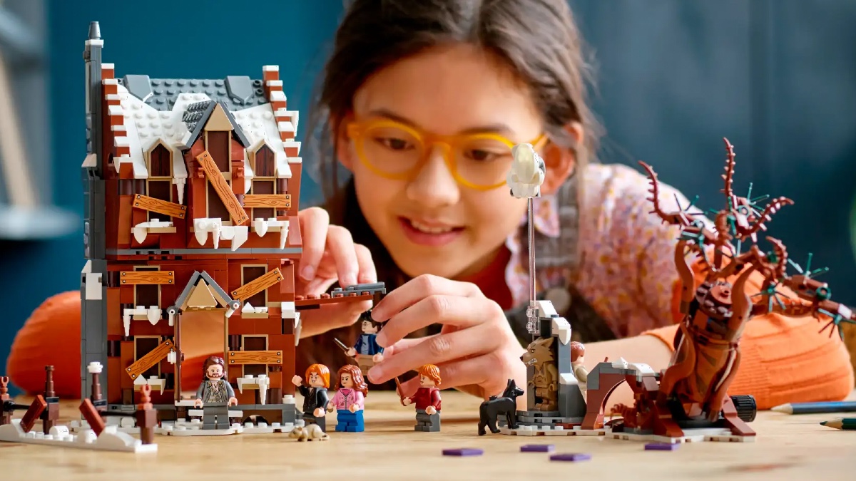 LEGO Harry Potter 76407 The Shrieking Shack Whomping Willow lifestyle featured