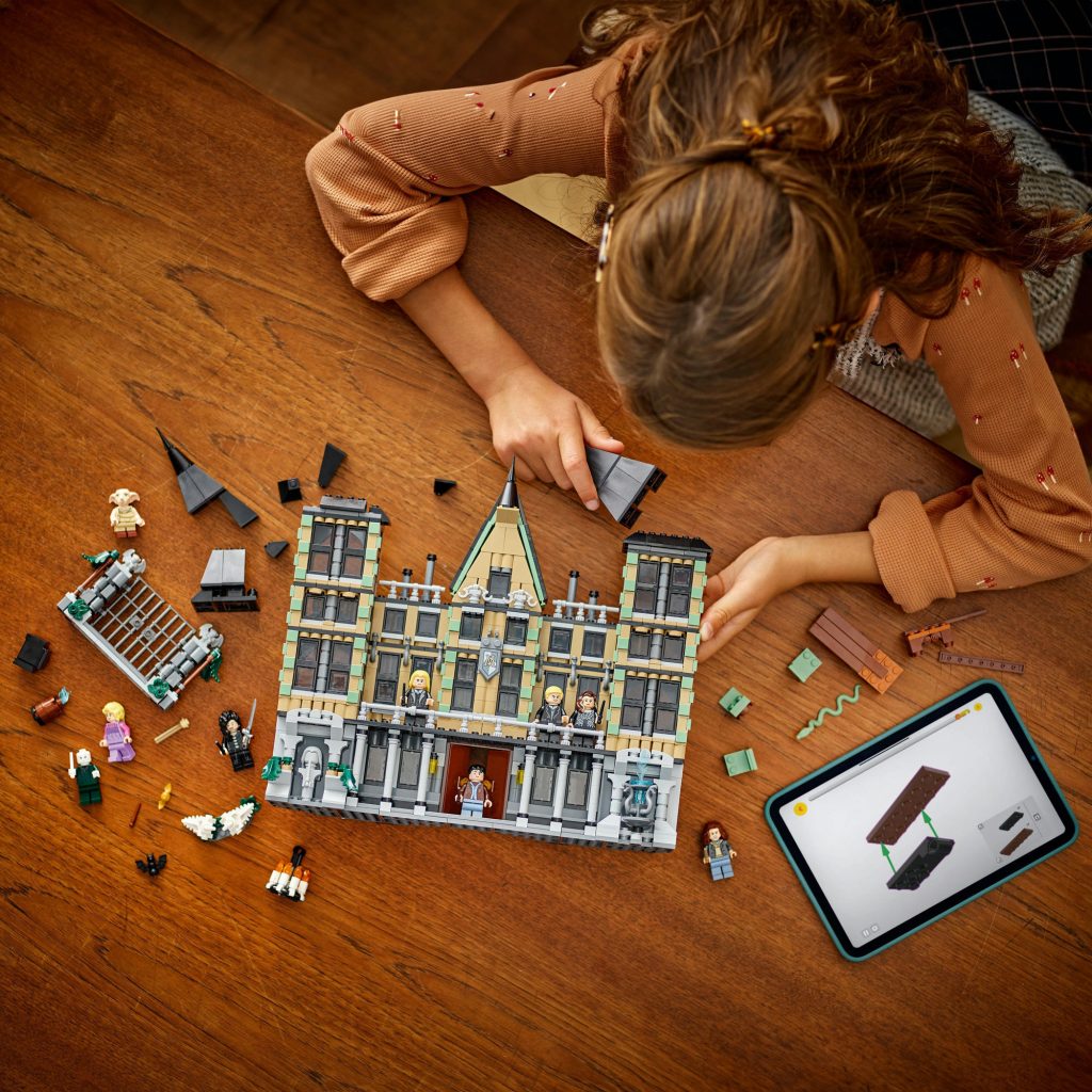LEGO 76453 Harry Potter Dwor Malfoyow lifestyle 1024x1024