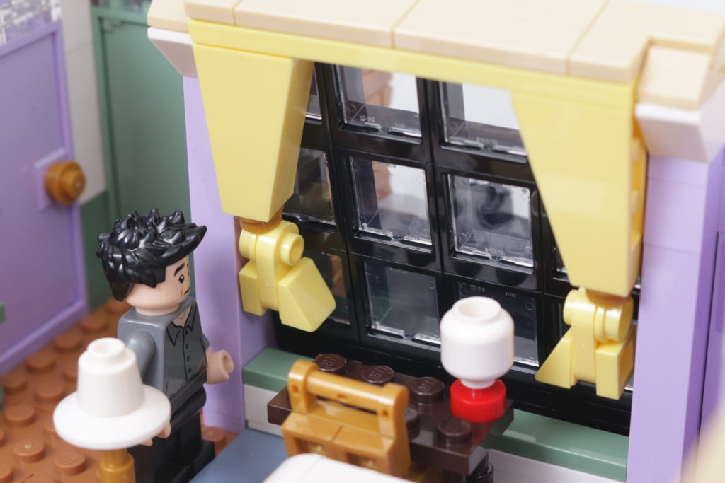 LEGO Creator Expert 10292 Friends Apartments review 60