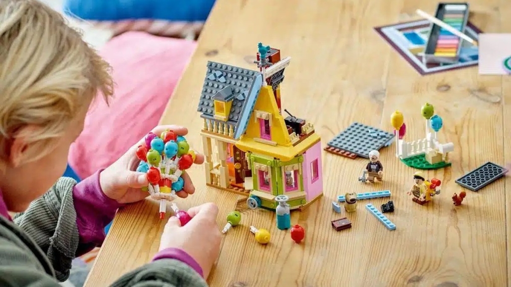 LEGO Disney 43217 up house lifestyle 2 featured 1024x576