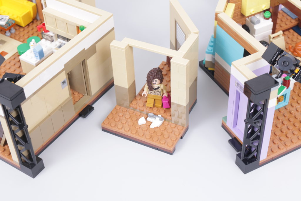 LEGO Creator Expert 10292 Friends Apartments review 10