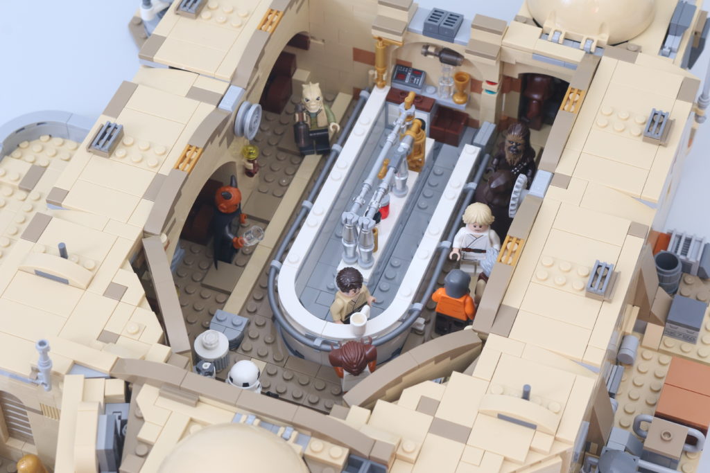LEGO Star Wars 75290 Mos Eisley Cantina review 76