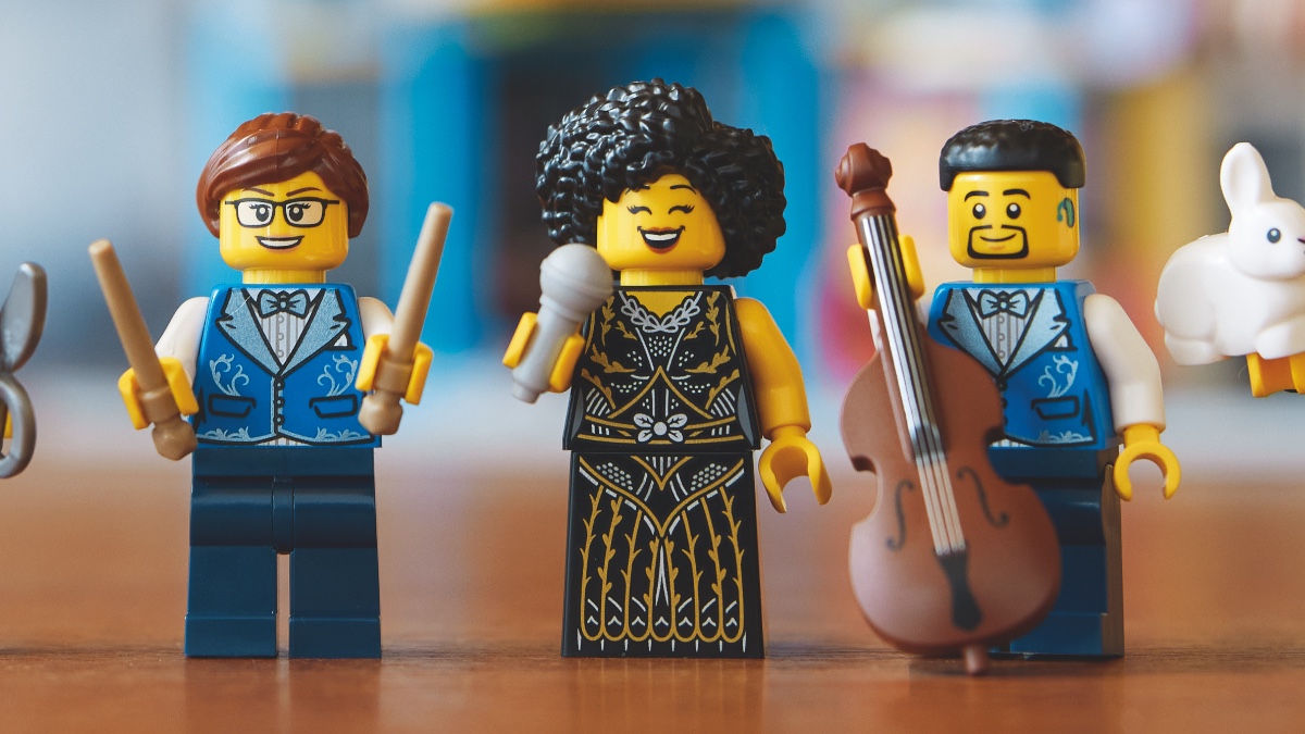 LEGO Icons 10312 Jazz Club builds the case for dropping yellow minifigures
