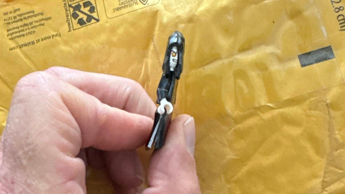 This tragic LEGO Emperor Palpatine minifigure is the funniest thing you’ll see today