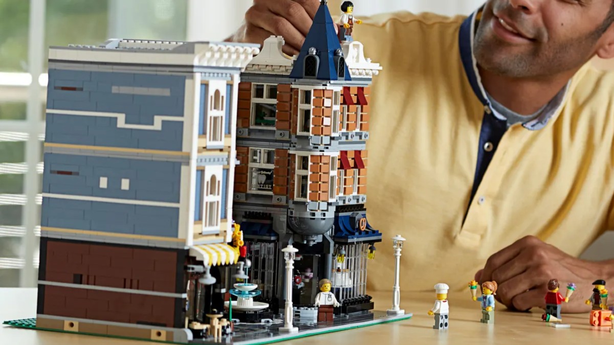 lego 10255 assembly square featured