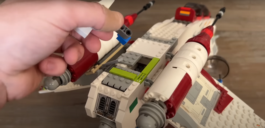 minisuperheroestoday comparison republic gunship 7163 1 1 1024x496