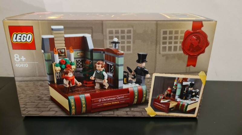 Closer look at LEGO A Christmas Carol 40410 Charles Dickens Tribute