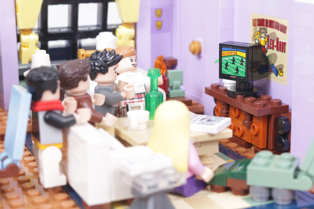 LEGO Creator Expert 10292 Friends Apartments review 41