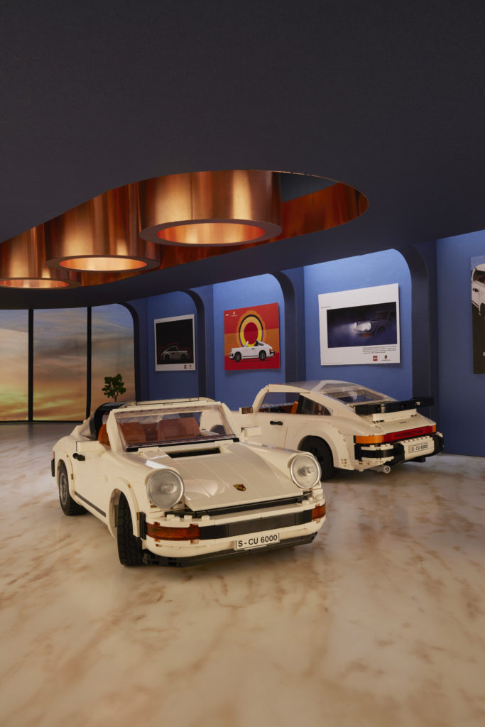 LEGO 10295 Porsche 911 showroom 4