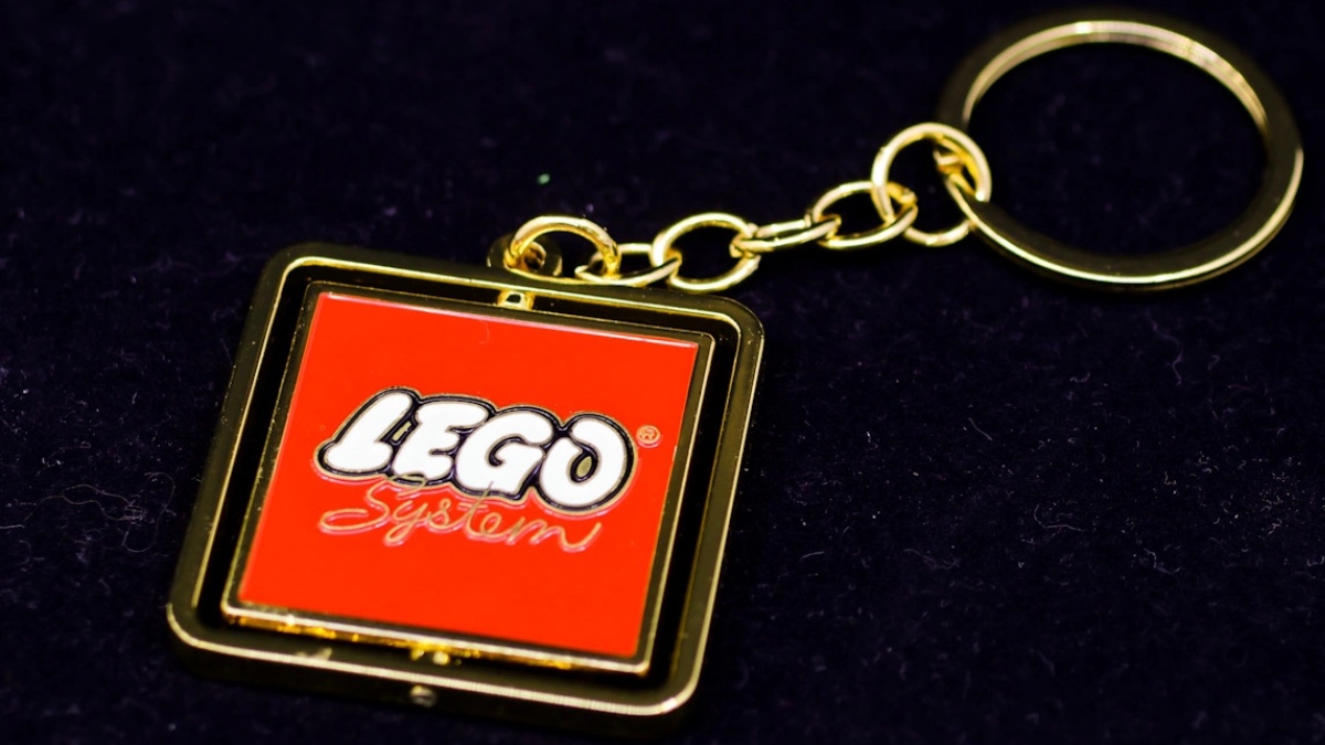 LEGO accidentally sends out new VIP keychain early