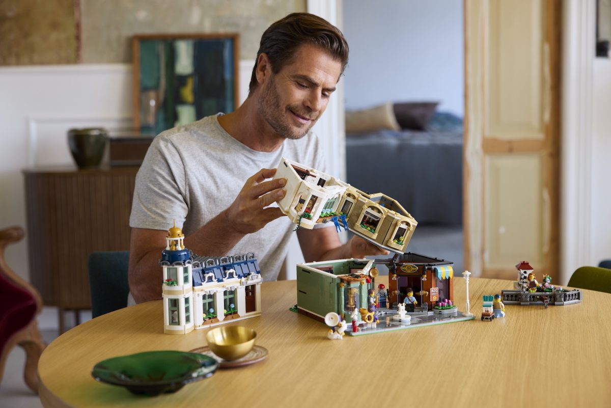 LEGO Icons modular building 11371 Shopping Street 25 1200x801