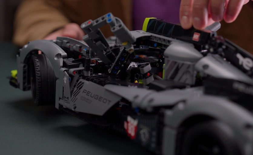 LEGO Technic 42156 PEUGEOT 9X8 24H Le Mans Hybrid Hypercar mechanism 4