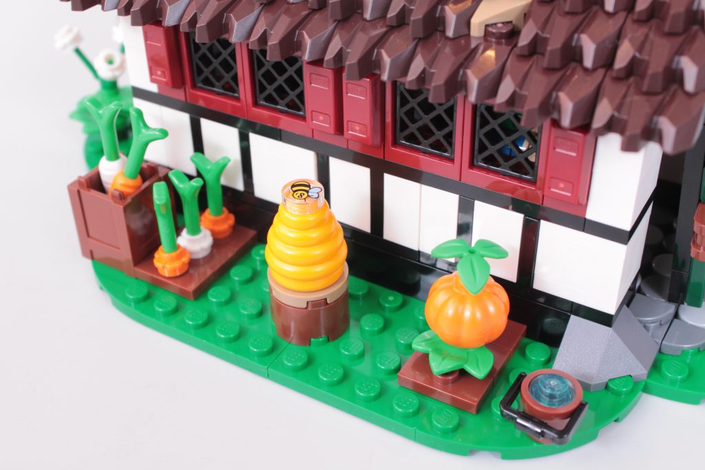 LEGO Icons 10332 Medieval Town Square review 33 1024x683