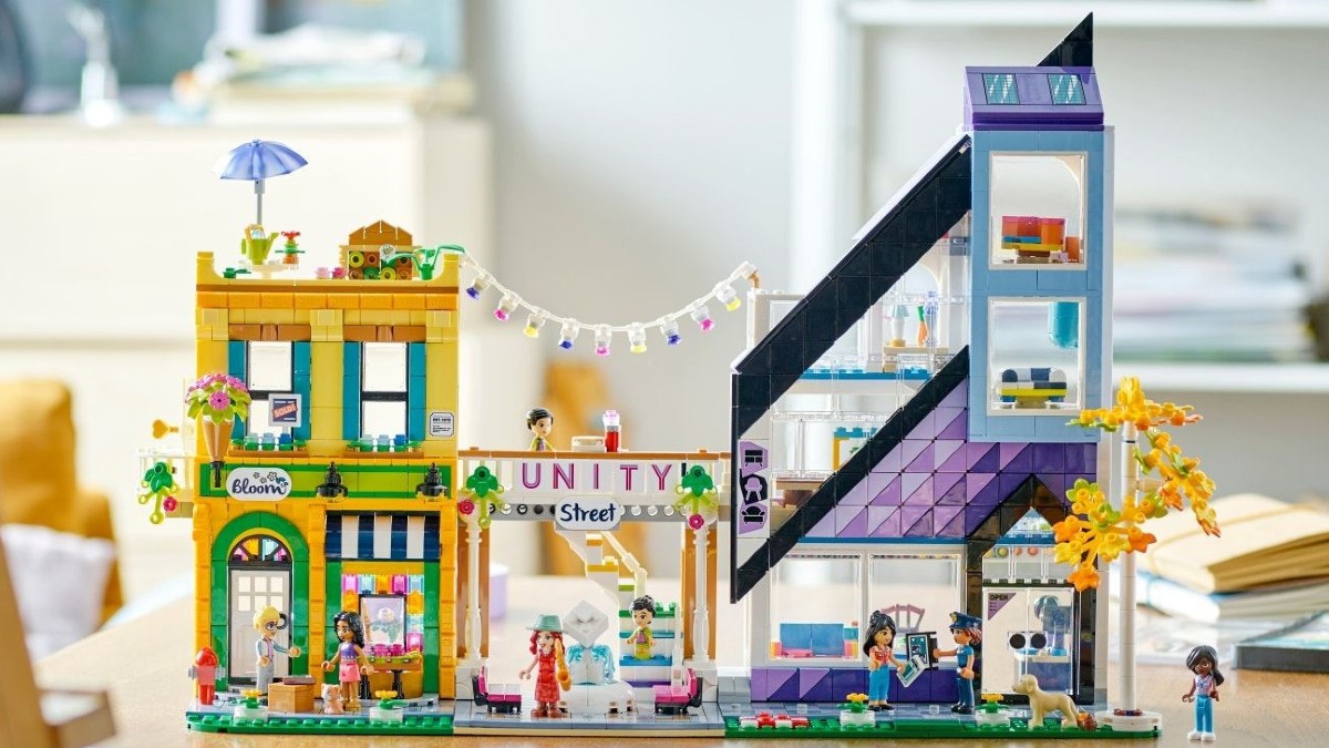 LEGO Friends' Heartlake City residents love LEGO Art too