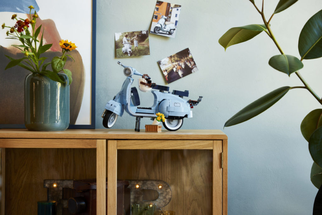 LEGO Creator Expert 10298 Vespa 125 scooter 11 1024x683