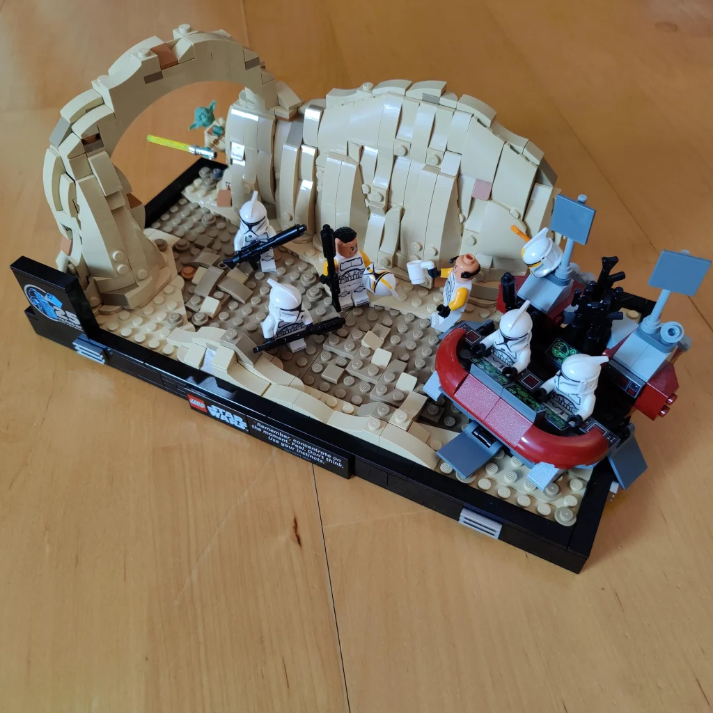 REDDIT LEGO Star Wars Mos Espa Podrace Diorama minifigures 1 1024x1024