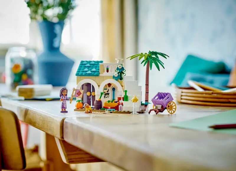 LEGO Disney 43223 Asha in the City of Rosas Lifestyle 2