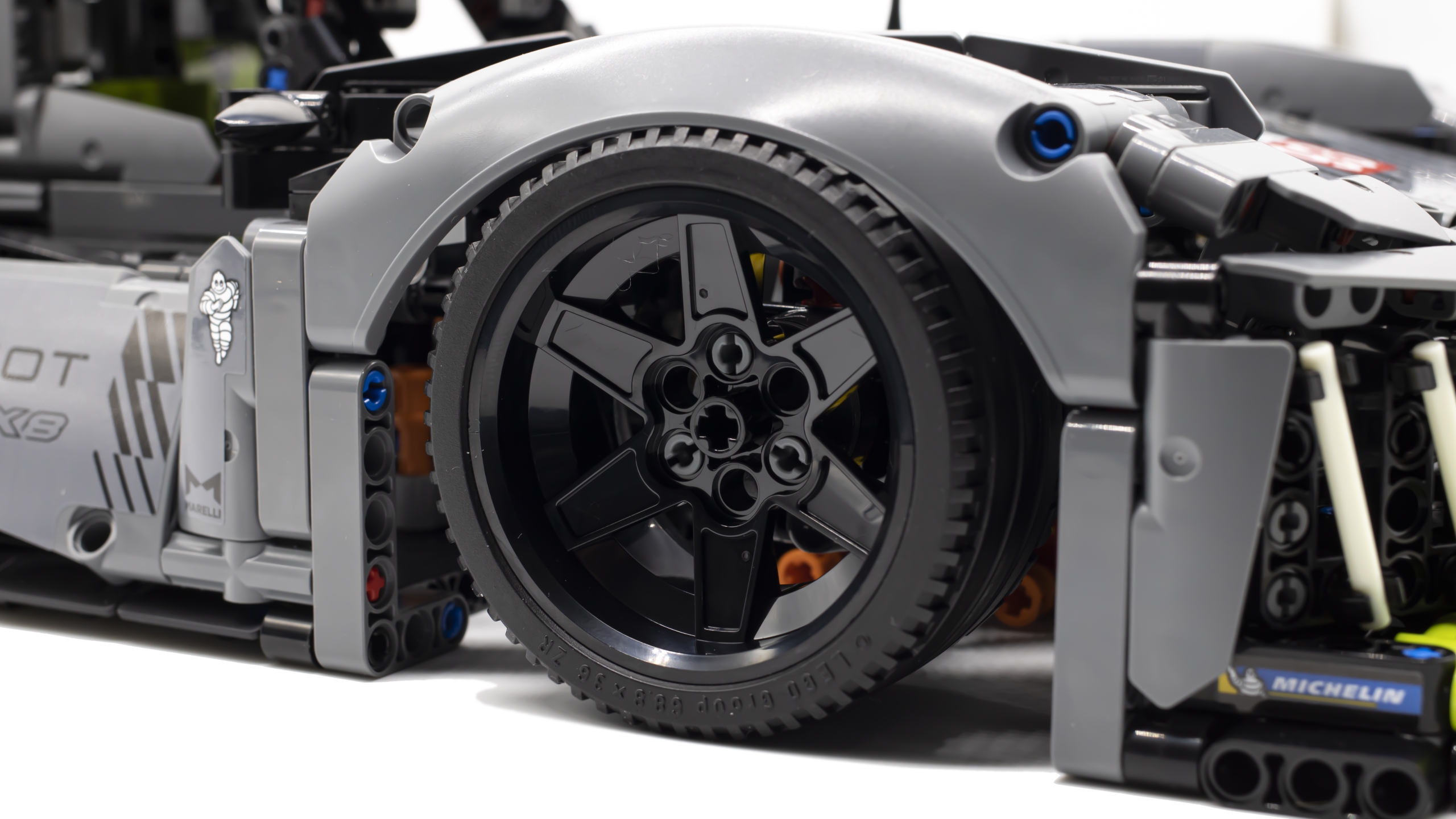 LEGO Technic 42156 PEUGEOT 9X8 24H Le Mans Hybrid Hypercar 28 scaled
