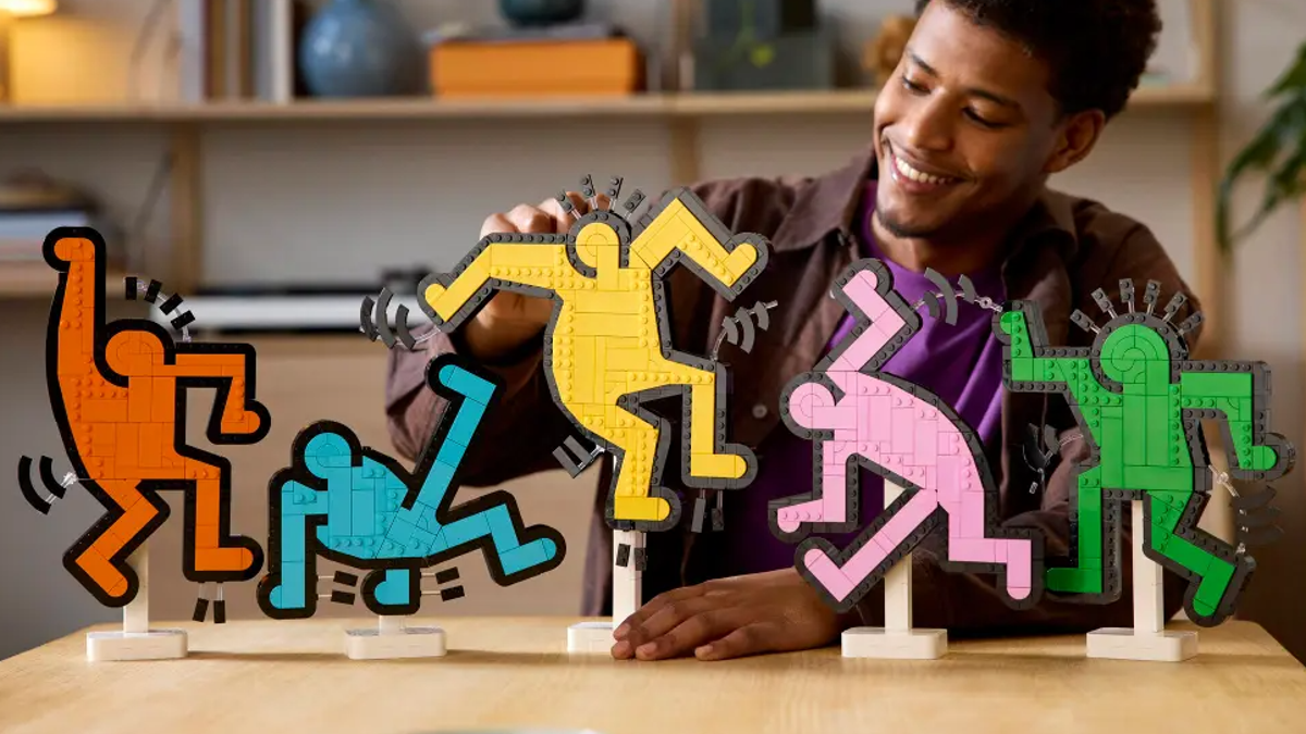 Comparing LEGO Art 31216 Keith Haring Dancing Figures to the original