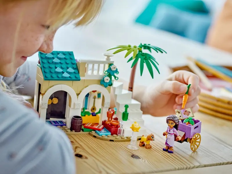 LEGO Disney 43223 Asha in the City of Rosas Lifestyle