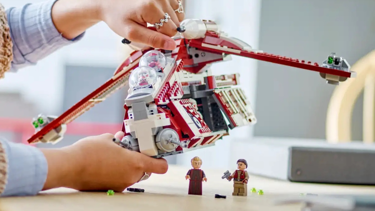 LEGO explains why the new Republic Gunship is smaller than its predecessors
