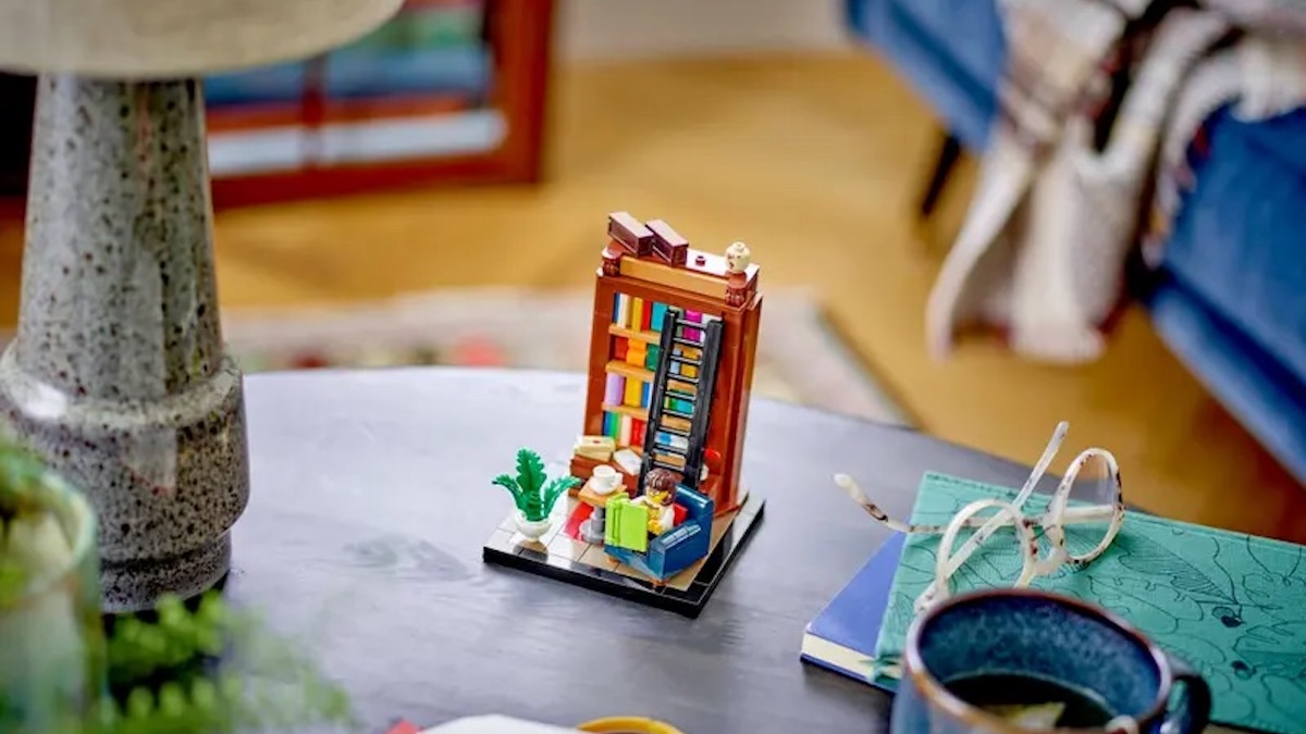 LEGO GWP 40698 Books Are My Passion officially revealed