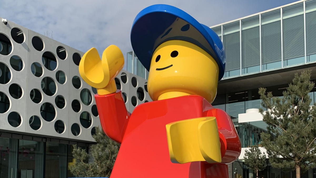 Giant minifigure arrives at new LEGO campus in Billund