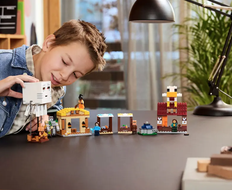LEGO Minecraft 21273 The Ghast Balloon Village Attack
