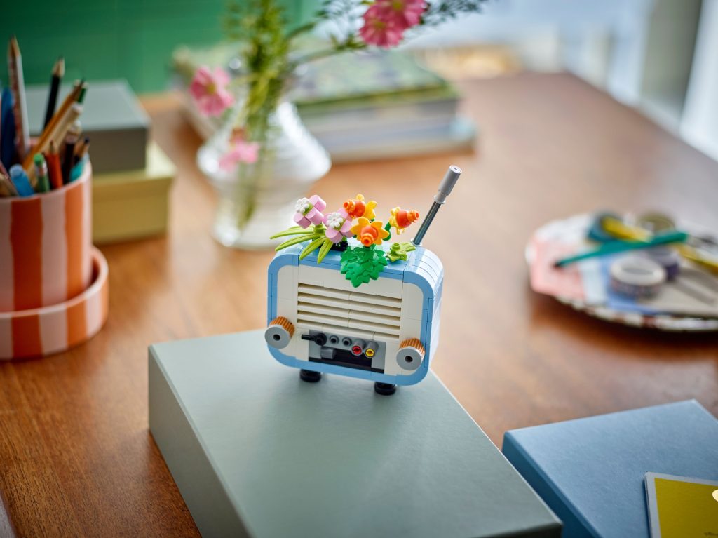 LEGO Creator 3 in 1 31172 Record Player with Flowers 15 1024x767