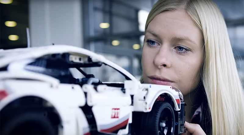 Christina Nielsen takes a look at LEGO Technic 42096 Porsche 911 RSR